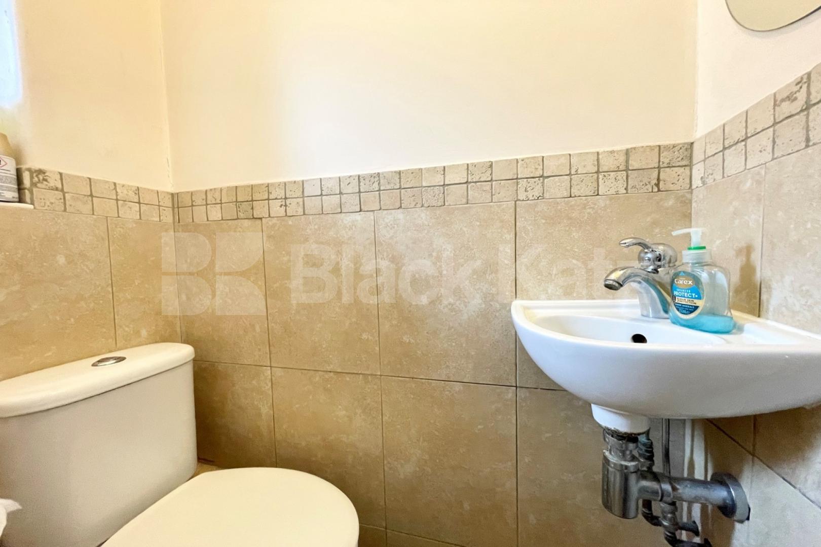 Superbly located to either London Bridge or Borough  Long Lane , Borough / London Bridge